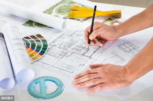 工程項目階段中的證書應(yīng)用與角色定位 建造師與建筑師的比較分析